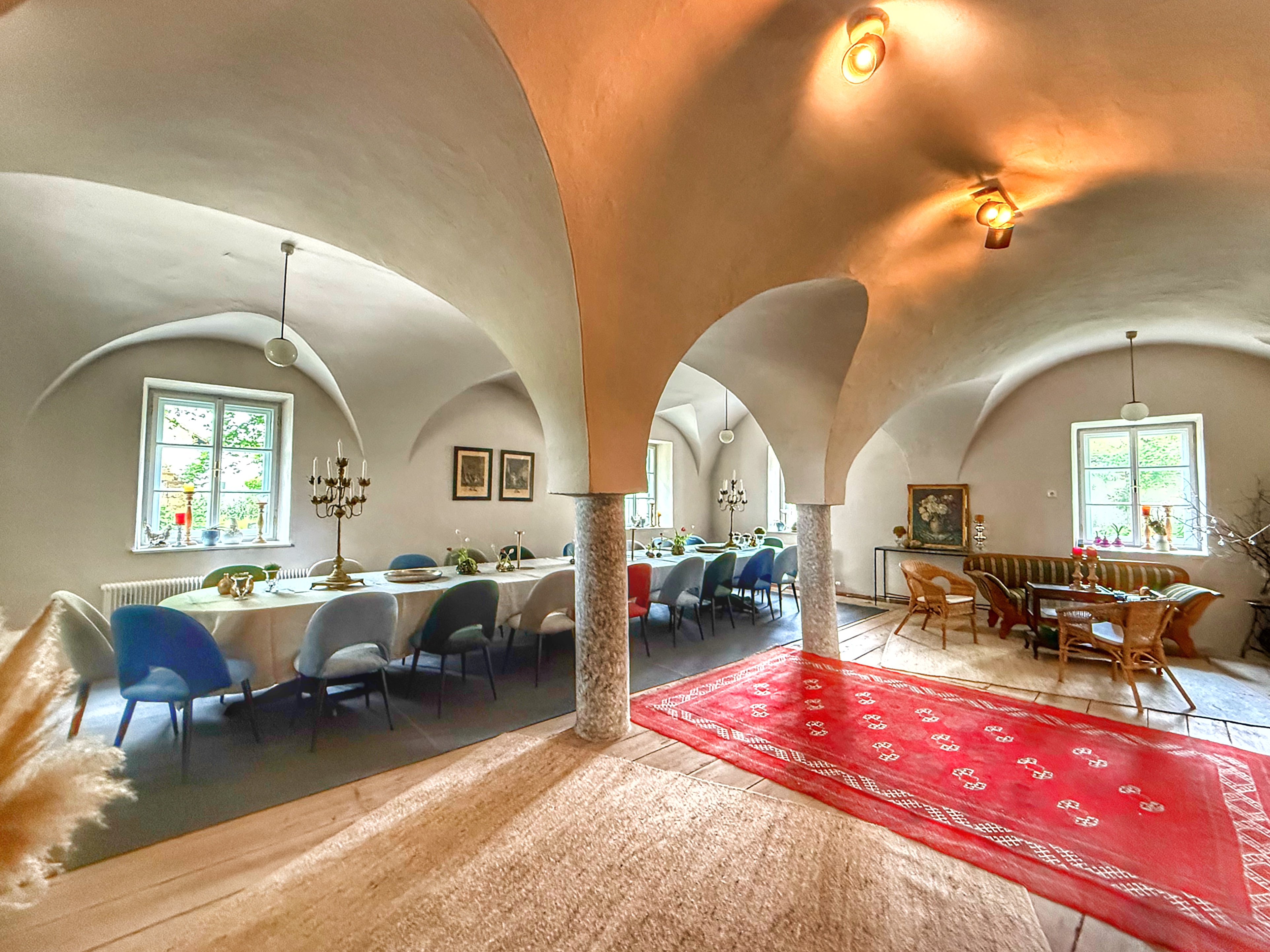 Lange gedeckte Tafel im Schloss Sunzing