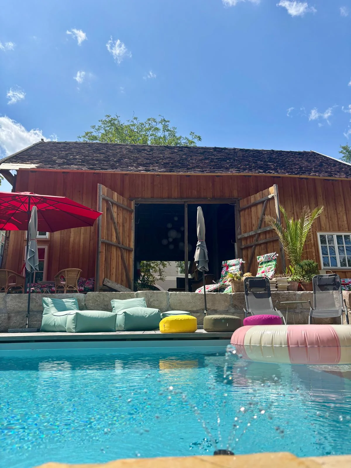 Pool und Gartenbereich von Schloss Sunzing